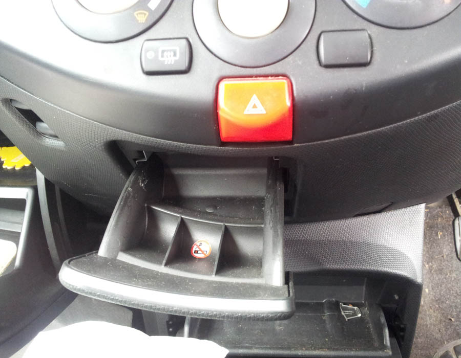 Nissan Micra E hazard-switch